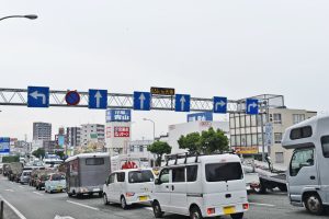 保田窪北交差点の手前。標識が示す通り「片側」6車線もある。平日の昼過ぎでもかなり交通量が多い。