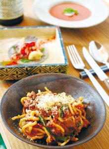 写真は手前から「えこめ牛のラグーパスタ」「ハガツオと焼きなす」「トマトとスイカのガスパチョ」