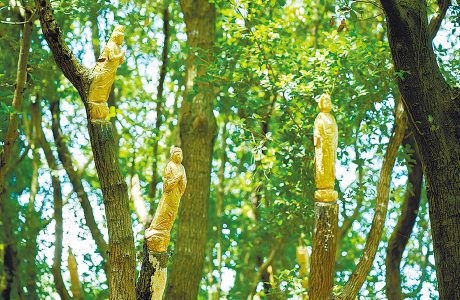 世界的にも著名な現代アーティスト・西野達氏の作品。生木を彫り出した33体の仏像が、神秘的な空間をつくり出しています