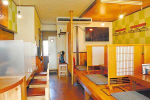 掘りごたつ式の座敷席を備えた店内