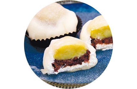 「とろける生大福」380円。口当たり滑らかなサツマイモと粒あん、生クリームを求肥で包んだ一品