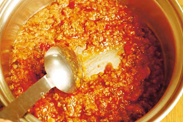 （3）が煮詰まってきたら、小麦粉と粉チーズを加え、よく混ぜて火を止める。そのまま置いて完全に冷ます。