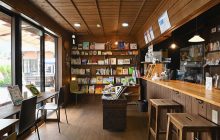 画像：店主セレクトの新刊書籍とカフェメニューで和み時間