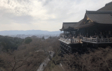 清水寺と遠くに見える京都市内の街並み