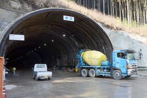 工事中の「二重峠トンネル」の阿蘇市側坑口＝2019年1月