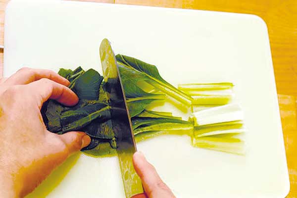 小松菜は洗ってしっかりと水気を切る。ざく切りにしてフードプロセッサーにかけ、みじん切りにする。