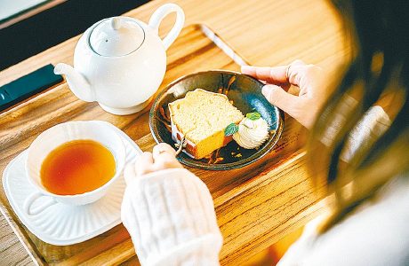 併設のカフェ「ティーサロンM」では、5〜6種類の茶葉から選べる「みなまた和紅茶」500円やかんきつを使った日替わりスイーツ（紅茶とセットで900円）などを味わえます