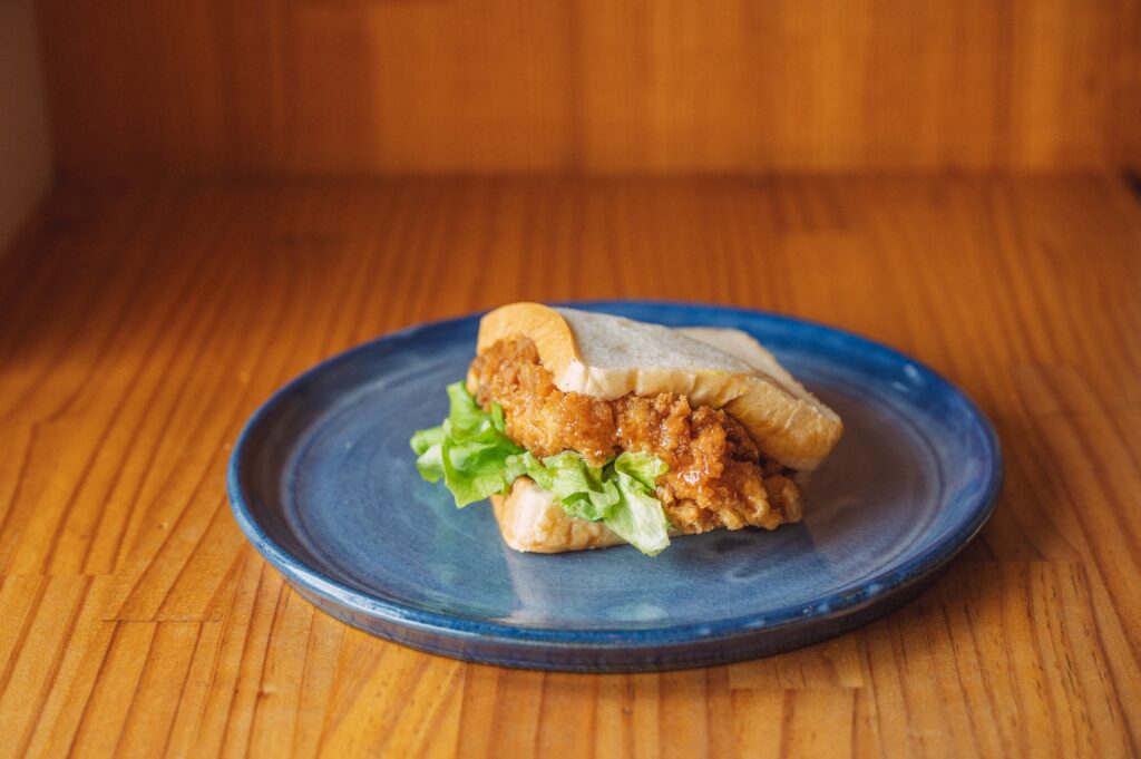 ソースをネギ醤油とトンカツソースから選べる「チキン」