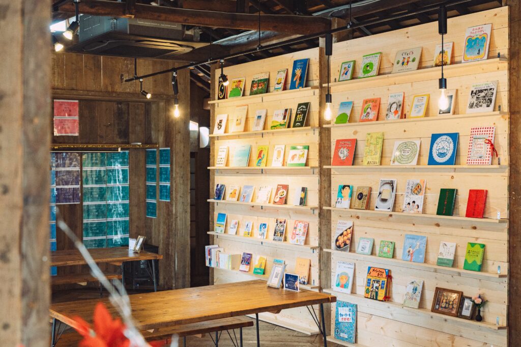 店内には店長がセレクトした本が並んでおり、自由に読めます