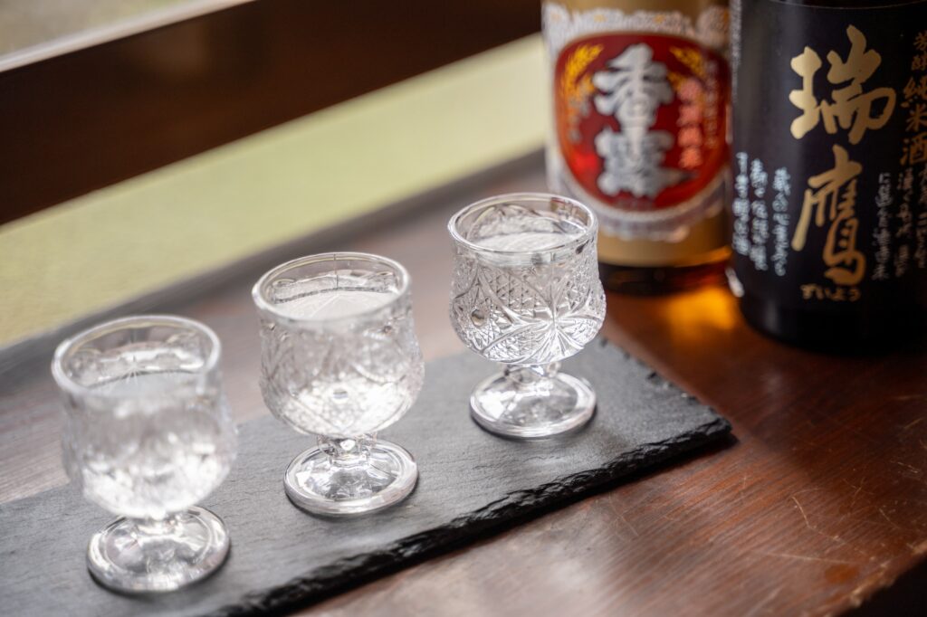 朝ごはんと一緒に楽しめる「熊本地酒飲み比べ3種」1200円も人気