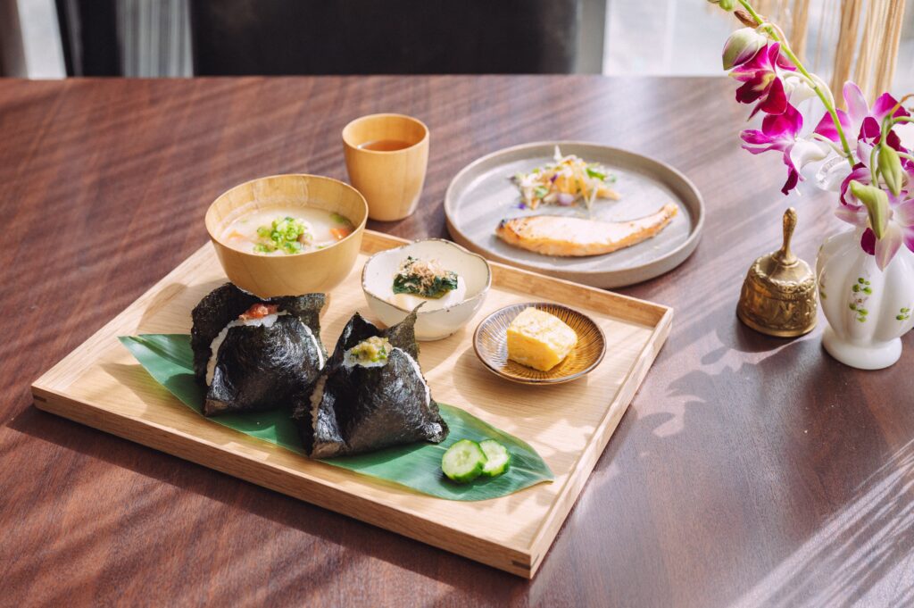 コルハコ(手前)朝ごはんプレート 800円(11時以降は900円)
(奥)サーモン西京焼き 900円
