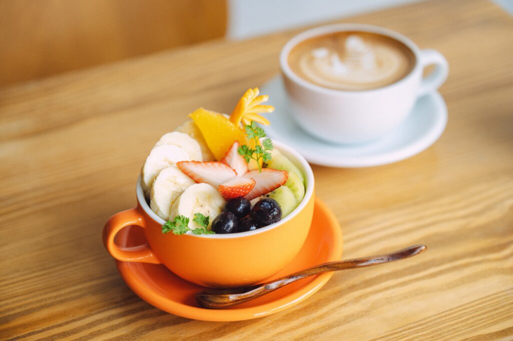 ハネギ(手前)アサイーボウル 1200円
(奥)カフェラテ 600円(食事メニューとセットでの注文で100円引き)