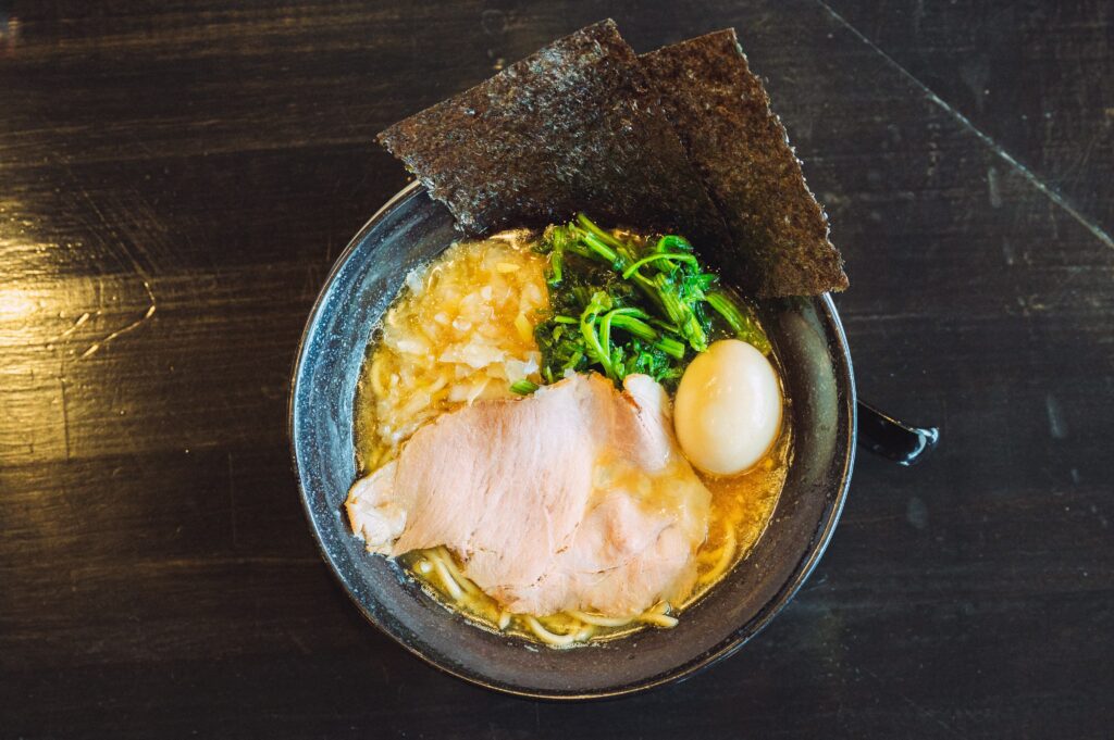 十五家で一番人気の「醤油」880円。うま味濃厚なスープと中太麺は相性抜群