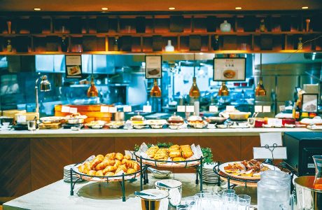 店内には日本の朝ごはんをイメージした和食と、インターナショナルホテルのブレックファストをイメージした洋食がズラリと並びます