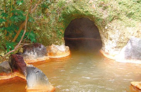 手掘りの大洞窟風呂は奥行き33m