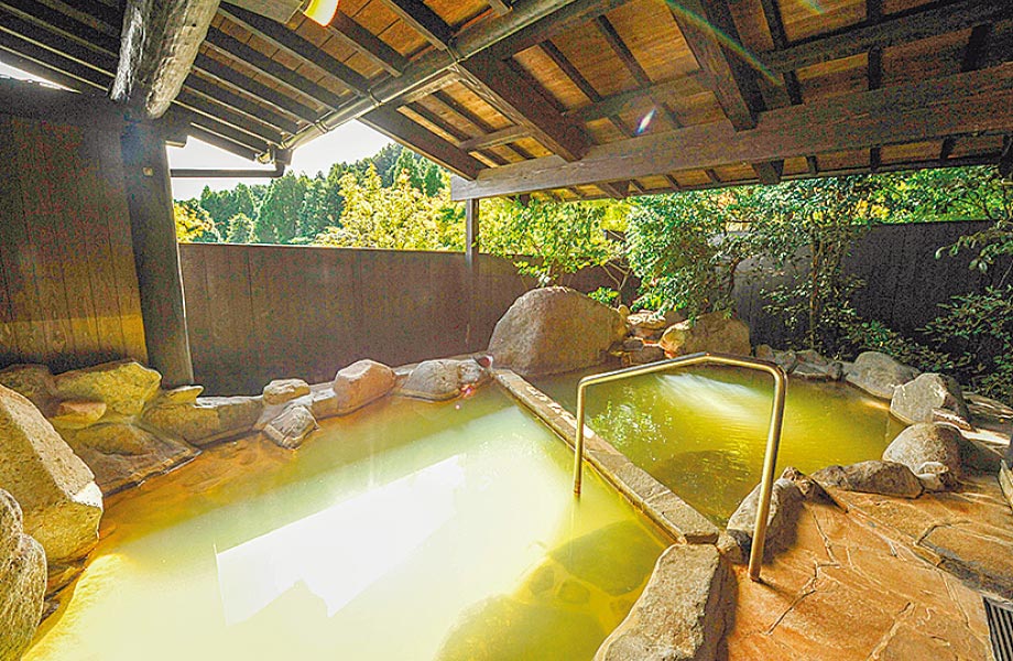 雄大な阿蘇の風景を望める大浴場。隠れ家的な温泉宿で非日常を味わえます