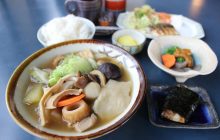 画像：野菜たっぷりの名物だご汁 デザートには自家製餅も