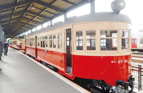 展示中の「キハ42055号気動車（キハ0741号気動車）」。こんな車両が走っていたなんて萌えます