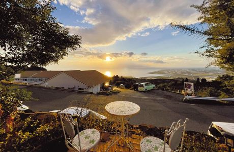 宿泊すると、息をのむほど美しい夕景を観賞できます。約1km離れた玉名市天水町で1日1組限定のキャンプ場も営んでおり、こちらも見晴らし抜群です
