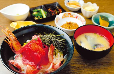 うま魚（ざかな） 人気の「海鮮丼」（900円）