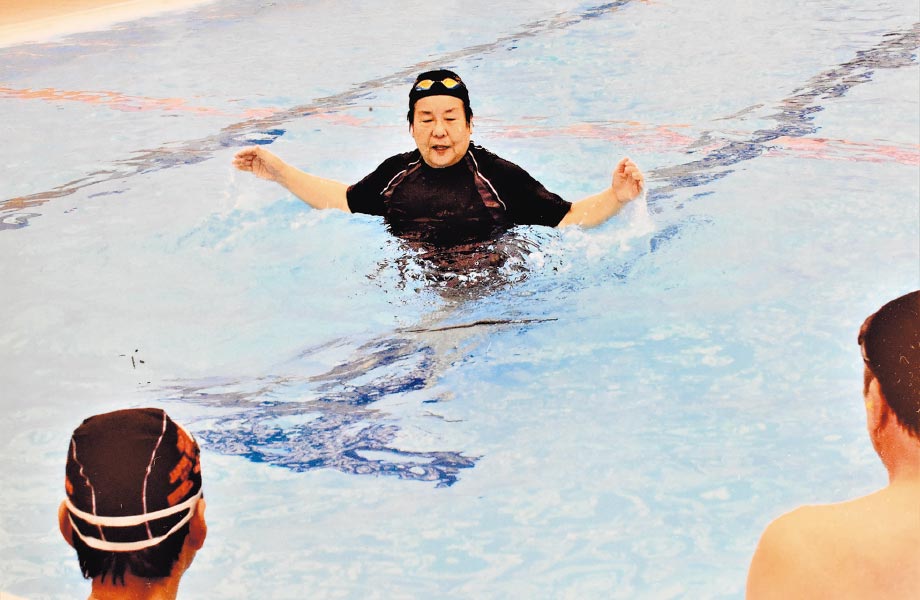水泳教室で指導に当たる有田さん（2012年ごろ、浜線健康パーク）