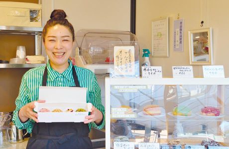「グレイズ（ソース）やあんこから手作りしています」と店主の川口理加さん。予約もOK