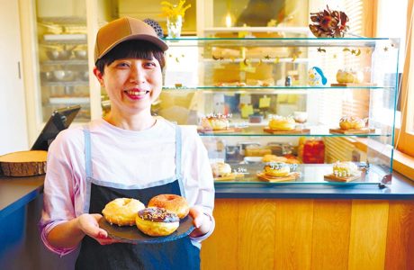 「5月ごろから旬のスモモを使ったドーナツも登場予定です」と、店主の小澤香子さん
