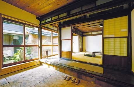 『GuestHouse425＋』の1階は、中庭を眺められるリビング