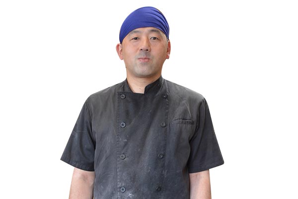 主任 行武貴章さん「来夢の湯だめ」は、夏季は冷たい細麺も選べます。「肉うどん」（520円）や、甘辛い「カレーうどん」（490円）も好評です。