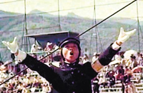 藤崎台球場で野球の試合を応援する大田黒さん（当時）