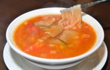 画像：平麺のビーフンに染み込む トマトの濃厚な酸味と甘み【熊本市中央区】