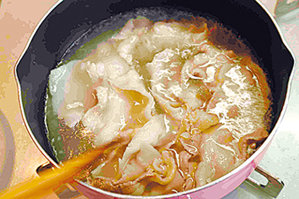 豚肉は5cm幅に切り、沸騰した湯で軽くゆでてザルに上げる。 ※ゆで汁はスープに使う