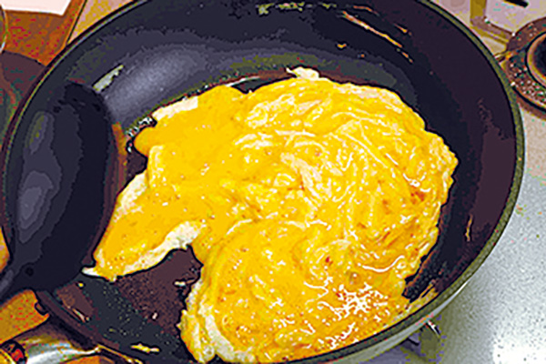 卵は溶きほぐし、塩、こしょうで下味を付ける。フライパンにサラダ油を熱し、溶き卵を入れてサッとひと混ぜして半熟のオムレツ状にし、いったん取り出す。