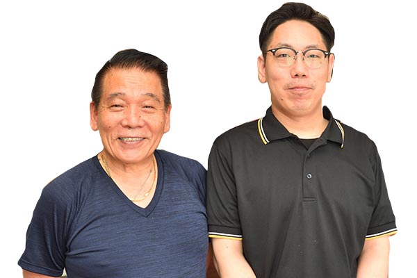マスター 大野智裕さん（左）・店長 大野智也さん親子「韓国冷麺」のスープに辛さを加えた「ビビン麺」（891円）も人気です。11時～15時のランチタイムは、お得なミニコースやカレーのセットメニューもあります。