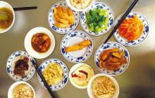 雞肉飯（ジーロウファン）の店で、小菜が安いのをいいことに頼み過ぎた例。指差すだけで食べたいものを所望できるので言葉の心配もない