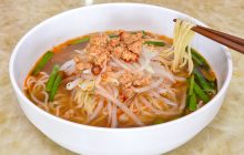 画像：やや細めの中華麺と好相性 醤油味のピリ辛スープ【熊本市南区】
