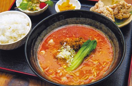 「担々麺セット」（鶏の唐揚げ、ご飯・漬物、サラダ付き）1050円