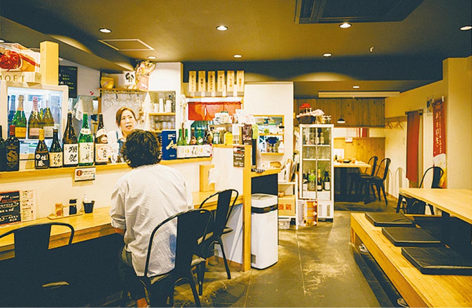 店内はシンプルモダンなテイストで、食堂というより小料理屋のような雰囲気。店内の半分がカウンター席なので一人での来店も安心