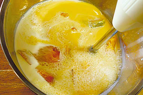 ボウルに、（3）のカボチャ、卵、砂糖、生クリーム、牛乳を入れる。ミキサーにかけて滑らかになるまでよく混ぜる。