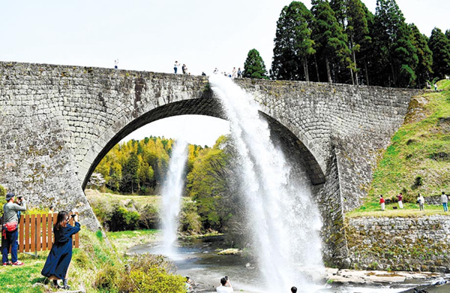 江戸時代末期、白糸台地に農業用水を送るために建設された石造水路橋で、近世の石造アーチ橋としては国内最大級。橋長約78m、高さ約21m。今年9月、国宝に指定されました。2023年4月撮影