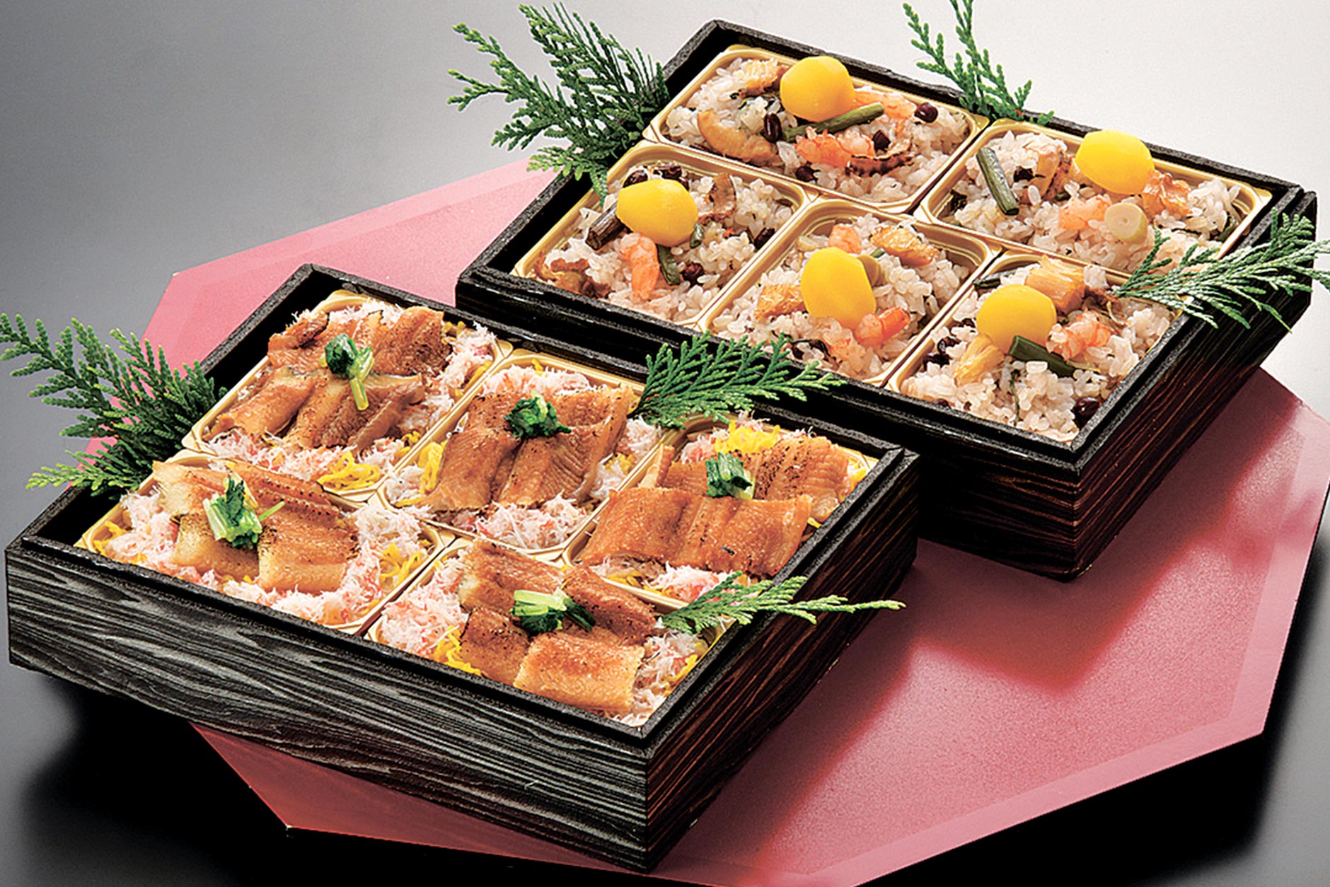 豪華三段重を注文した方には「穴子と蟹の蒸し寿司」「栗と山菜おこわ」2段（各5個）をサービス。ご飯ものまで付いて言うことなし！