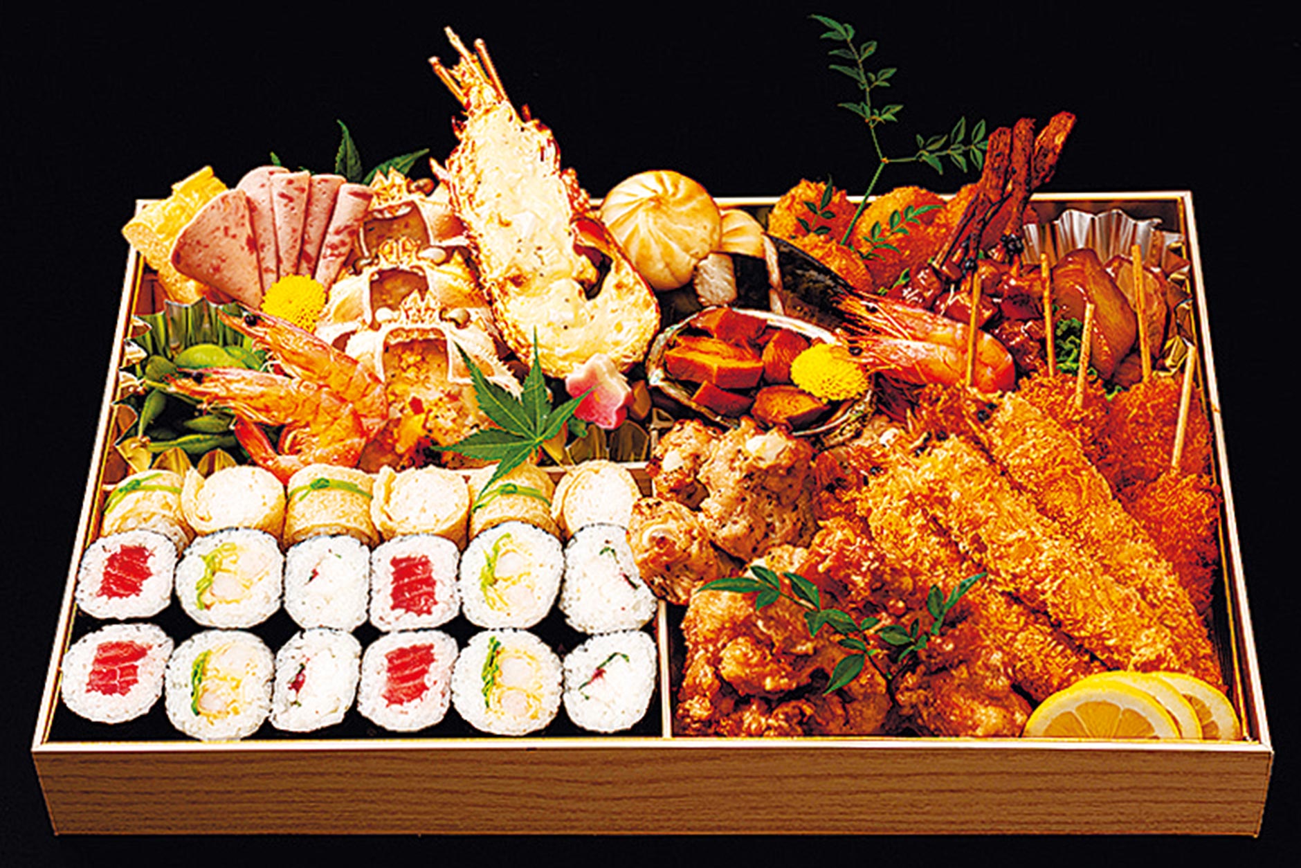 「鉢盛寿司」1万円（3～4人前・44×30cm）。見栄えも良く、巻き寿司や人気の揚げ物など世代を問わず楽しめるので、集まりが多い時季にピッタリ！