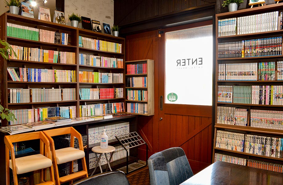 店名にライブラリー（図書館）とうたってある通り、店内には文庫本や漫画など約3000冊の書籍が並びます