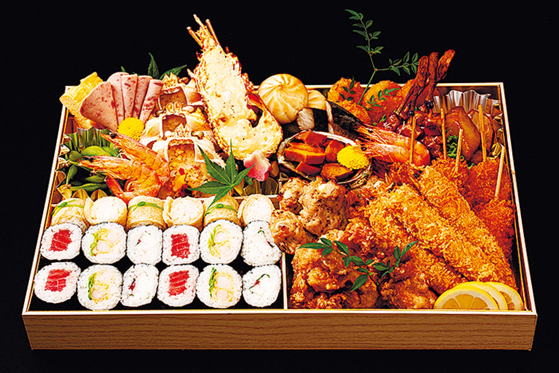 「鉢盛寿司」1万円（3～4人前・44×30cm）。見栄えも良く、巻き寿司や人気の揚げ物など世代を問わず楽しめるので、集まりが多い時季にピッタリ！