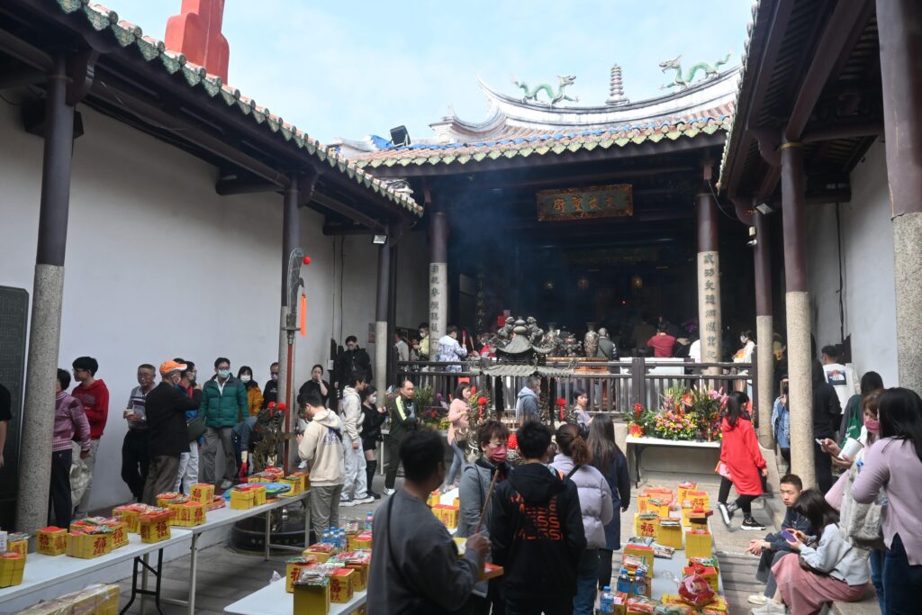 旧暦の１月１日、台南市の廟には大勢の家族連れらが参拝に訪れていました