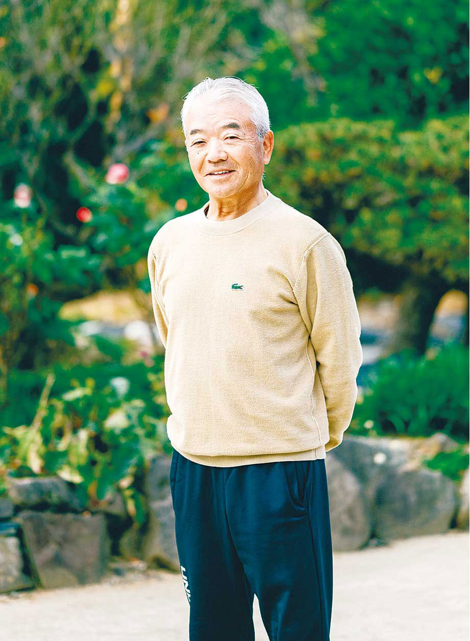 中川 敏行さん 1953年、益城町生まれ。熊本商業高校卒業後、地元の住宅設備会社に就職。定年後、家業である農業を営む傍ら、叔母の水前寺もやし栽培を手伝う。2016年、高齢の叔母からもやし栽培を引き継ぐ。南区で妻と2人暮らし。