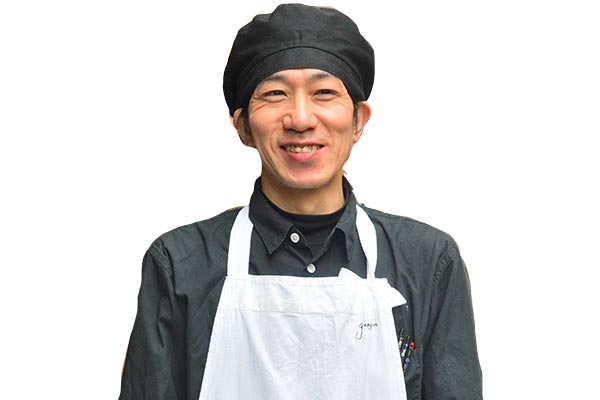店長 宮崎慎吾さん 「麻辣担々麺」などの麺メニューは11時～の提供になります。ランチタイムは、中華粥などが付いたセット（1200円）もありますよ。