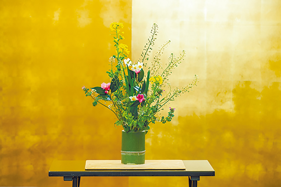 菜の花、ナズナ、ホトケノザ、日本水仙などの野の花が、かれんに生けられた板垣さんの作品
