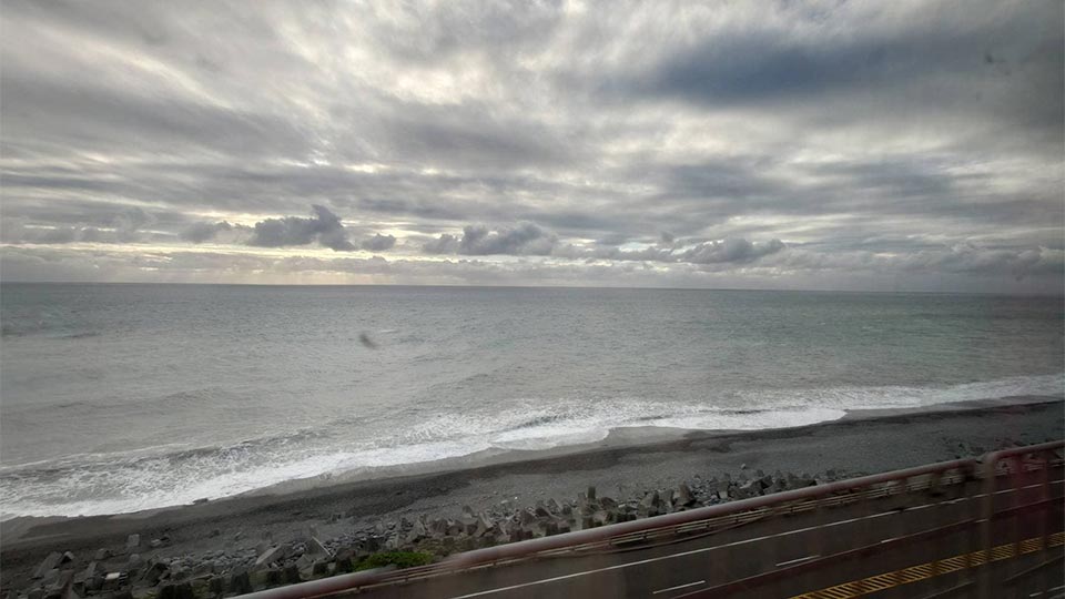 台東駅を出発した列車は太平洋沿いを走ります＝10月21日、台東（NNA撮影）
