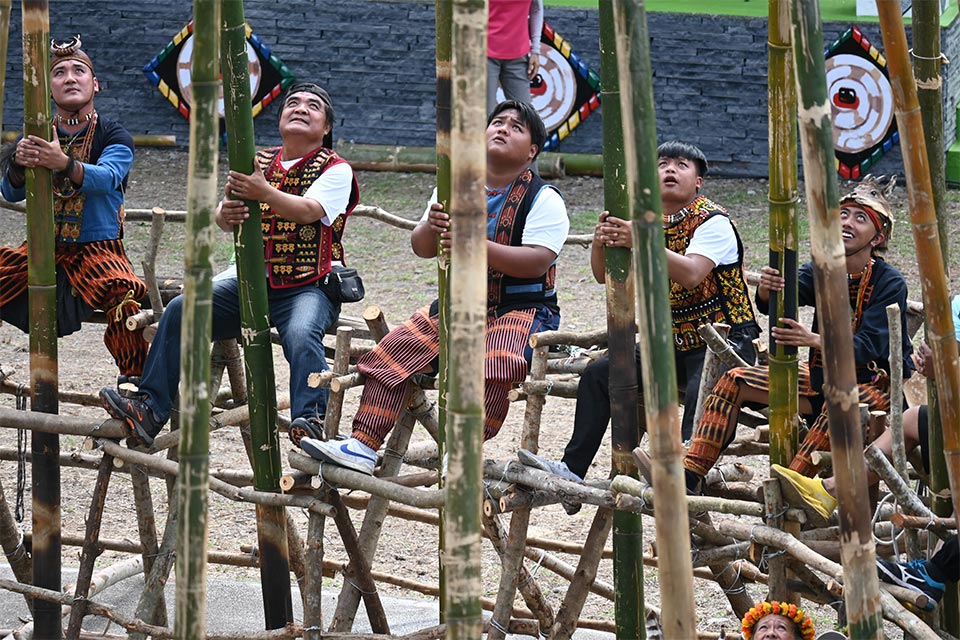 勇士たちは集中して竿を球に刺そうとします＝10月21日、台東（ＮＮＡ撮影）